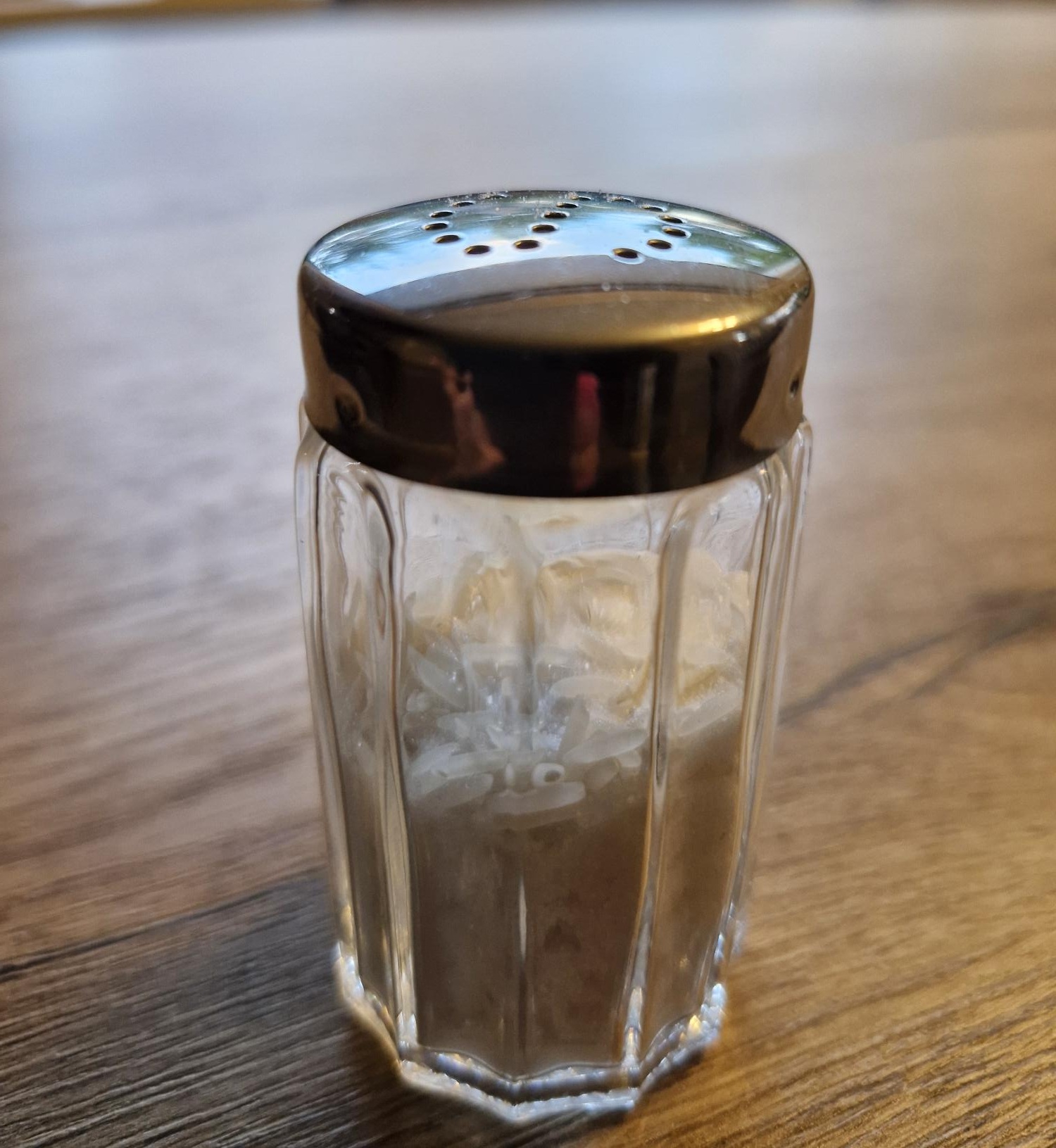 Rijst in zout om klonteren van zout te voorkomen